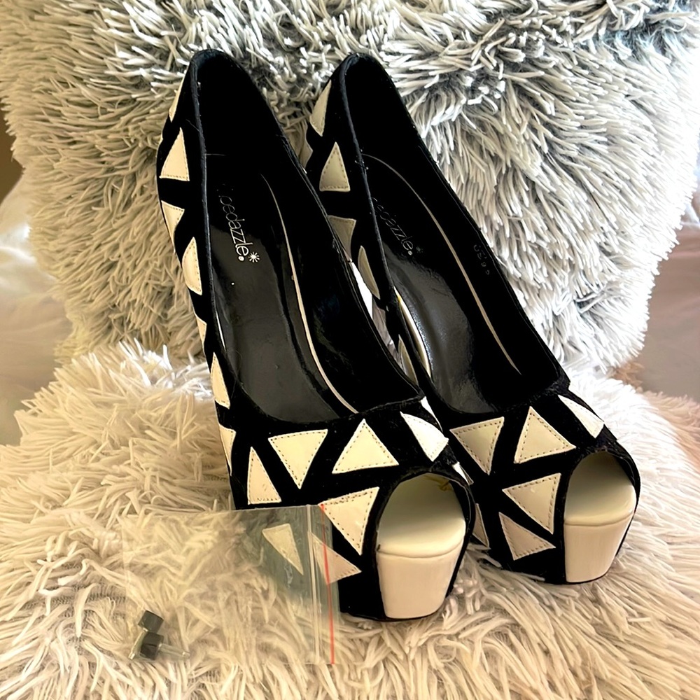 Taj, size 9.5, black/white